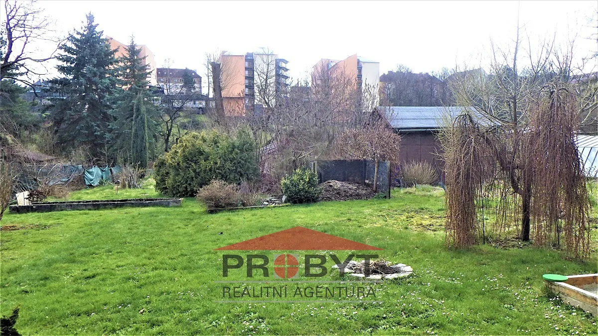 Prodej komerčního pozemku 1051 m²